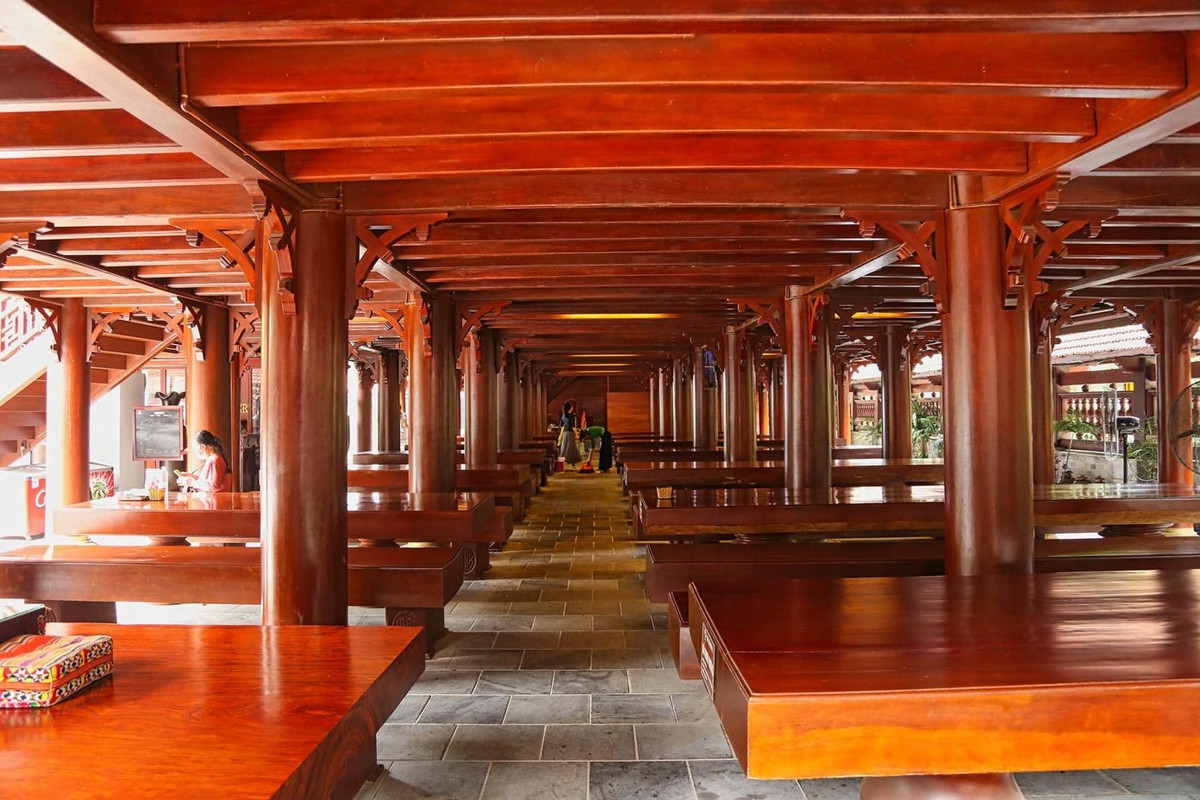 Tầng 1 nhà sàn bố trí thêm 14 bộ sập bằng gỗ đinh hương cao cấp nguyên khối, chiều dài từ 3m đến 4m8. Ảnh: SGtiepthi