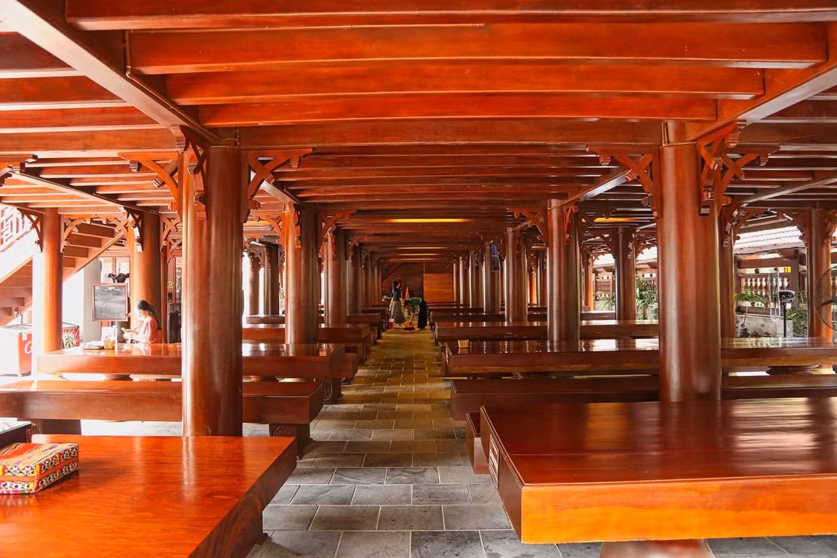 Tầng 1 nhà sàn bố trí thêm 14 bộ sập bằng gỗ đinh hương cao cấp nguyên khối, chiều dài từ 3m đến 4m8. Ảnh: SGtiepthi