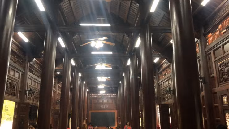 Gỗ lim xây dựng nhà sàn được nhập khẩu từ Lào. Đáng chú ý, những cây gỗ lim nguyên khối lên hơn 900 tuổi. Ảnh: Plo