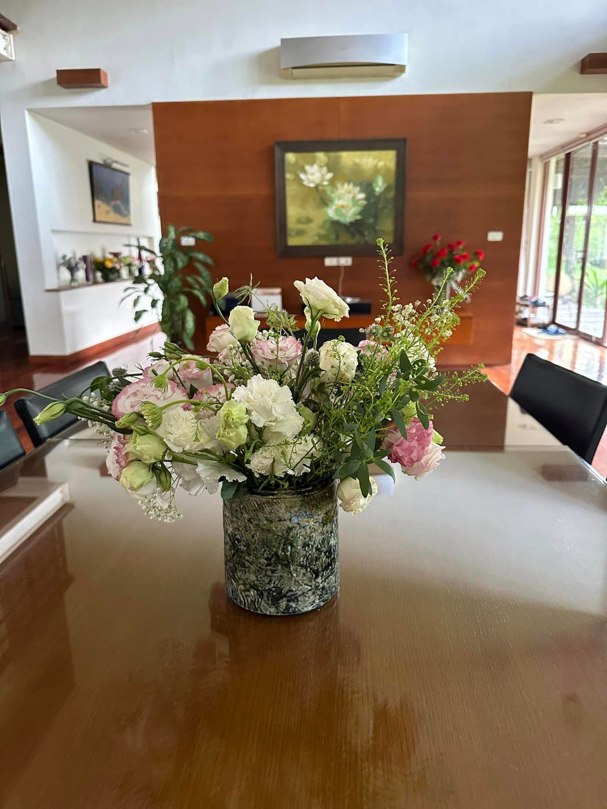 Phòng khách thoáng đãng, thường được nữ diva trang trí bằng những bình hoa tươi. Ảnh: FBNV