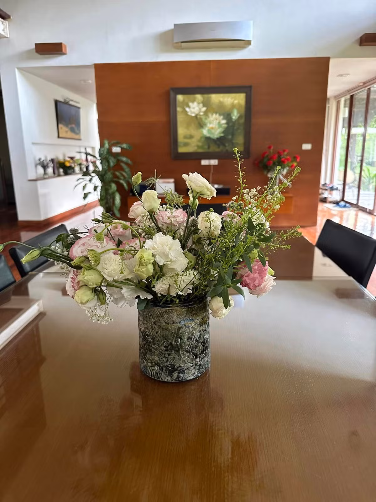 Phòng khách thoáng đãng, thường được nữ diva trang trí bằng những bình hoa tươi. Ảnh: FBNV