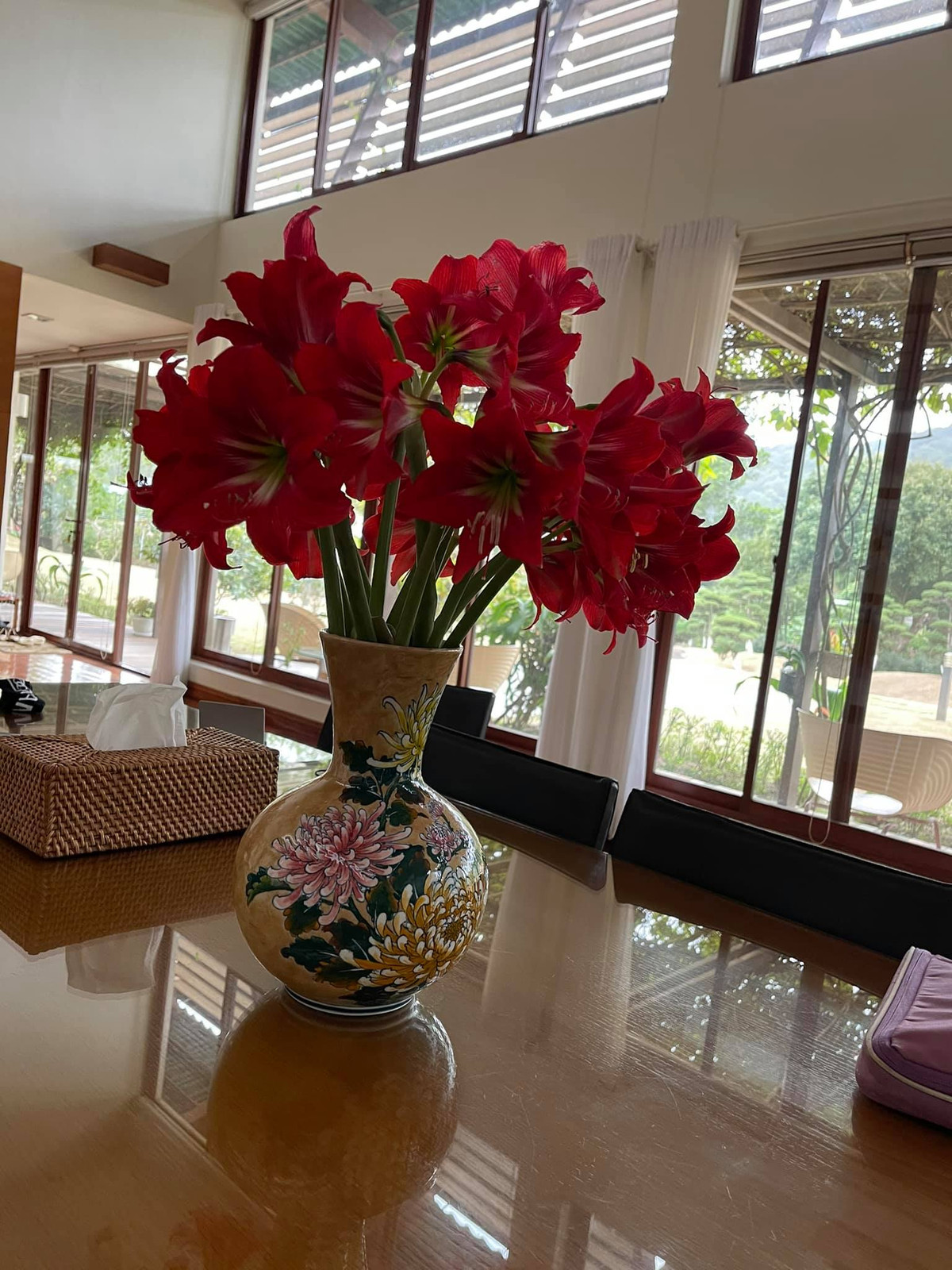 Bên trong nhà thiết kế mở, ốp kinh xung quanh để tận dụng ánh sáng tự nhiên nhiều nhất có thể. Ảnh: FBNV