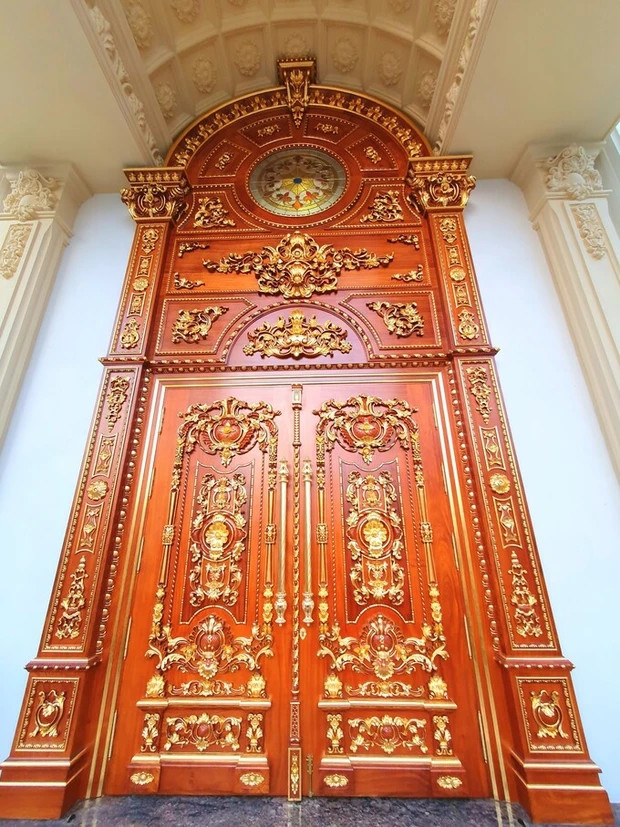 Nhiều chi tiết chạm khắc được dát vàng lấp lánh.