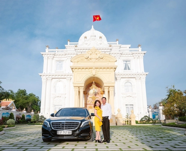 Chủ nhân của dinh thự là doanh nhân kinh doanh ở TP HCM, đã bỏ ra 150 tỷ xây dinh thự tại quê nhà để về nghỉ dưỡng.