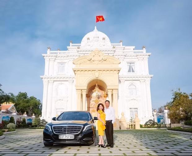 Chủ nhân của dinh thự là doanh nhân kinh doanh ở TP HCM, đã bỏ ra 150 tỷ xây dinh thự tại quê nhà để về nghỉ dưỡng.