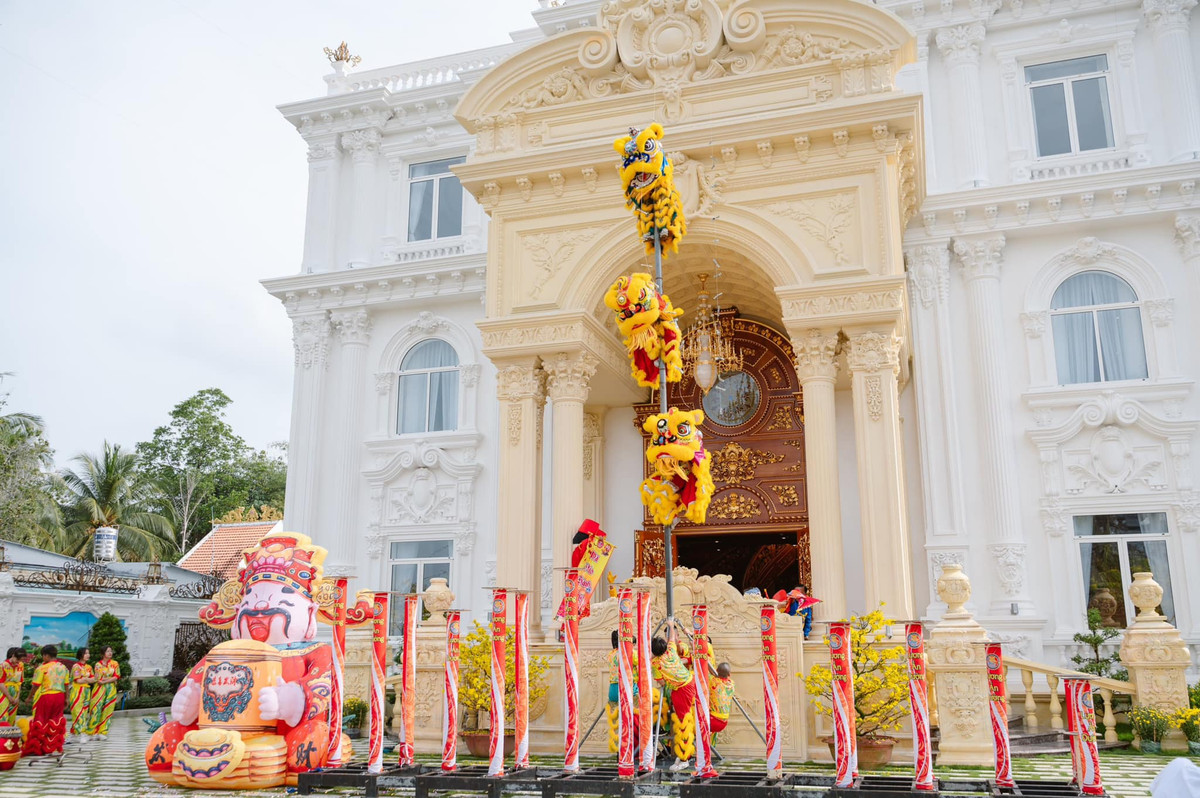 Đó là dinh thự Lang Truyền (đặt ghép tên hai vợ chồng: ông Nguyễn Ngọc Lang và bà Lê Thị Truyền). Công trình tọa lạc trên khu đất 3.000m2 tại xã Giai Xuân, huyện Phong Điền, thành phố Cần Thơ.
