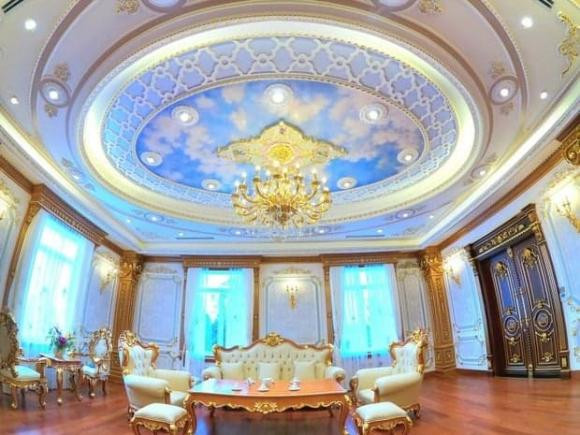 Trần nhà ốp gỗ cầu kỳ, sau đó được dát vàng.