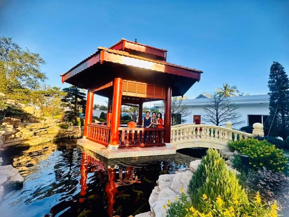 Trong khuôn viên biệt thự có khu vực sân vườn, tiểu cảnh, hồ cá để thư giãn trong những ngày gia đình về quê.