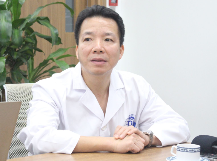 Vet mo sieu nho va su bat ngo cua gia dinh Australia khi sang Viet Nam chua benh