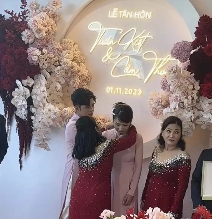 Trong lễ gia tiên, mẹ ruột Gin Tuấn Kiệt trao tặng bộ trang sức kim cương 2 tỷ đồng cho con dâu Puka khiến mọi người trầm trồ. Ảnh: Vietnamnet