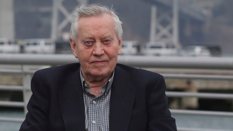 Theo Quỹ từ thiện Atlantic Philanthropies, tỷ phú Chuck Feeney tích lũy khối tài sản hàng tỷ USD và cho đi tất cả. Ông qua đời thanh thản ở tuổi 92 tại San Francisco (Mỹ) ngày 9/10/2023. Ảnh: CNN