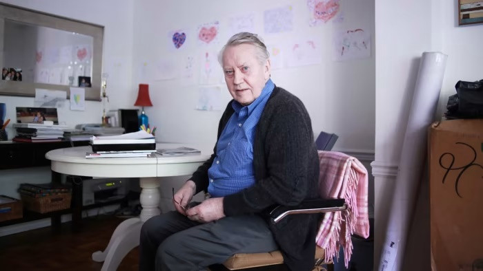 Nội thất đơn giản, phòng khách chỉ có chiếc bàn gỗ đơn sơ để tiếp khách cùng vài bức ảnh gia đình treo trên tường. Ảnh: Getty