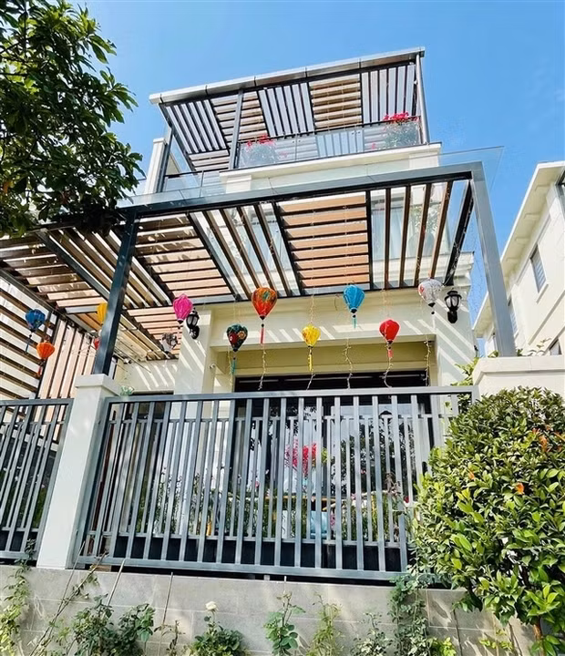 Vân Hugo và chồng doanh nhân đang có cuộc sống hạnh phúc hạnh phúc trong căn biệt thự gần 200 mn2 tại TP HCM. Cơ ngơi là món quà do chồng doanh nhân tặng nữ MC.