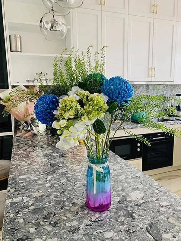 Phòng bếp hiện đại, tô điểm bởi rất nhiều hoa tươi. Nguồn ảnh: FBNV