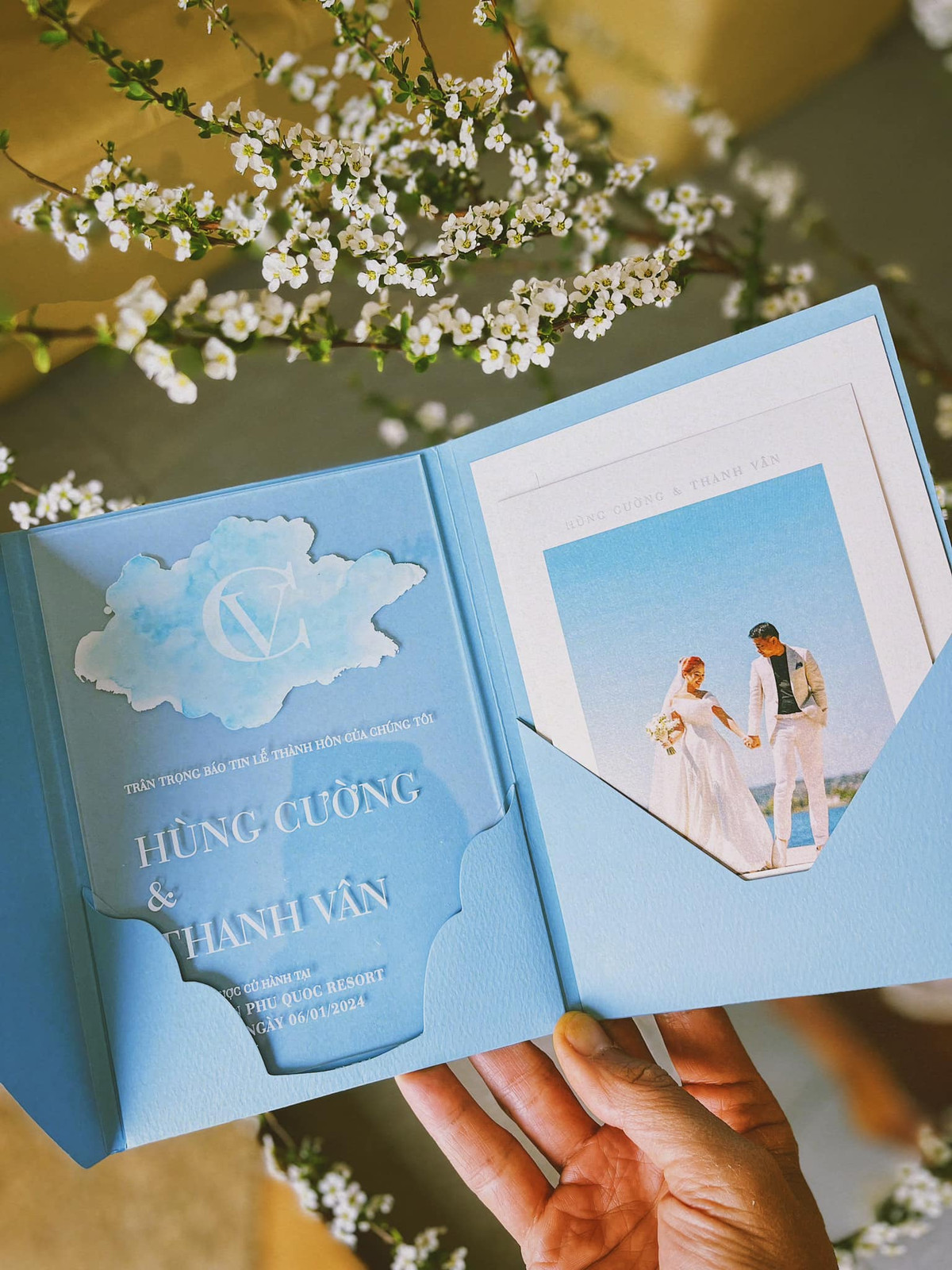 Mới dây, những người bạn của MC Vân Hugo đều lần lượt đăng tải hình ảnh thiệp mời đã nhận được từ phía cô dâu. Theo đó, MC Vân Hugo và bạn trai doanh nhân sẽ tổ chức đám cưới ở Phú Quốc vào ngày 6/1 tới đây.