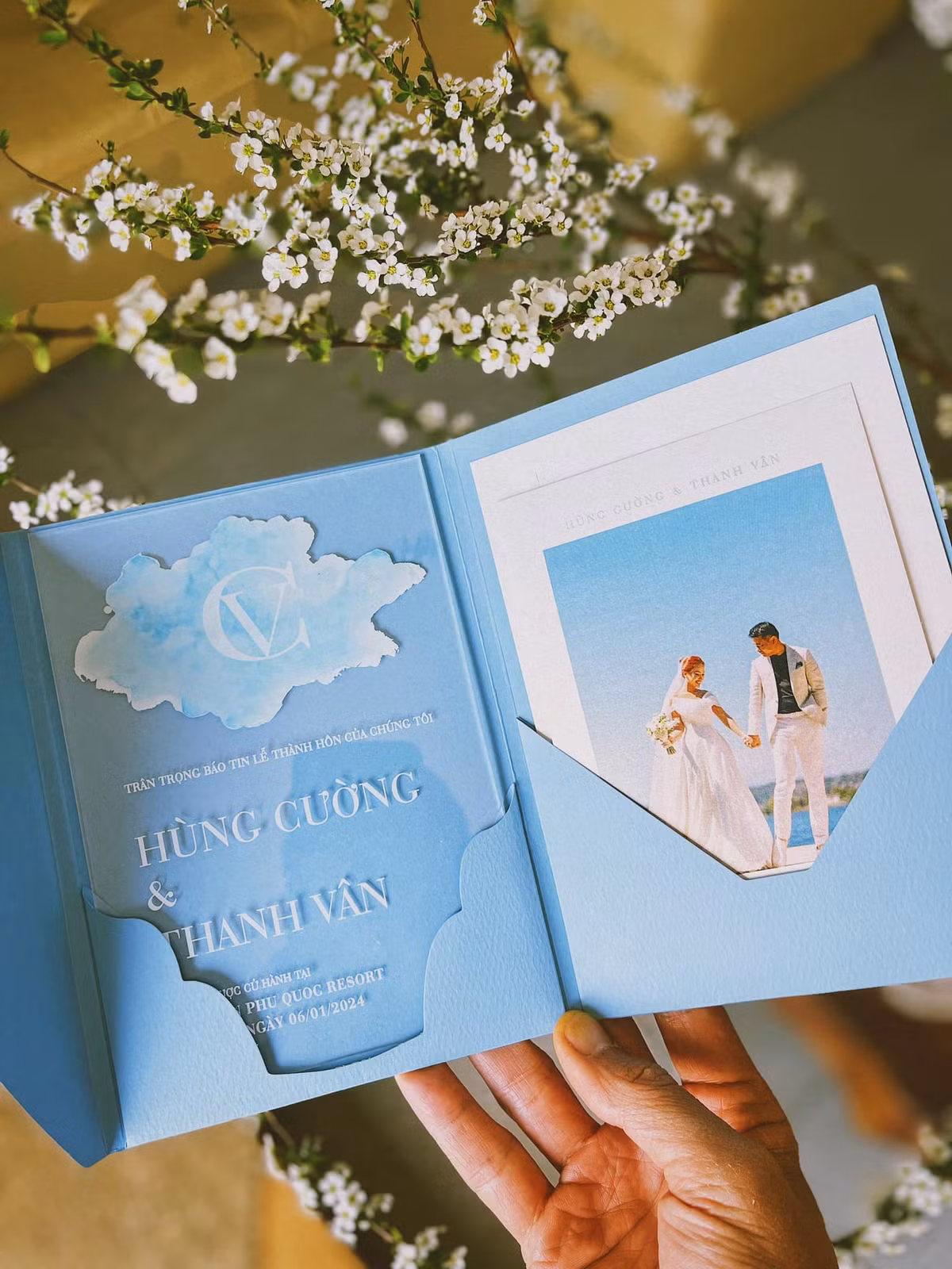 Mới dây, những người bạn của MC Vân Hugo đều lần lượt đăng tải hình ảnh thiệp mời đã nhận được từ phía cô dâu. Theo đó, MC Vân Hugo và bạn trai doanh nhân sẽ tổ chức đám cưới ở Phú Quốc vào ngày 6/1 tới đây.