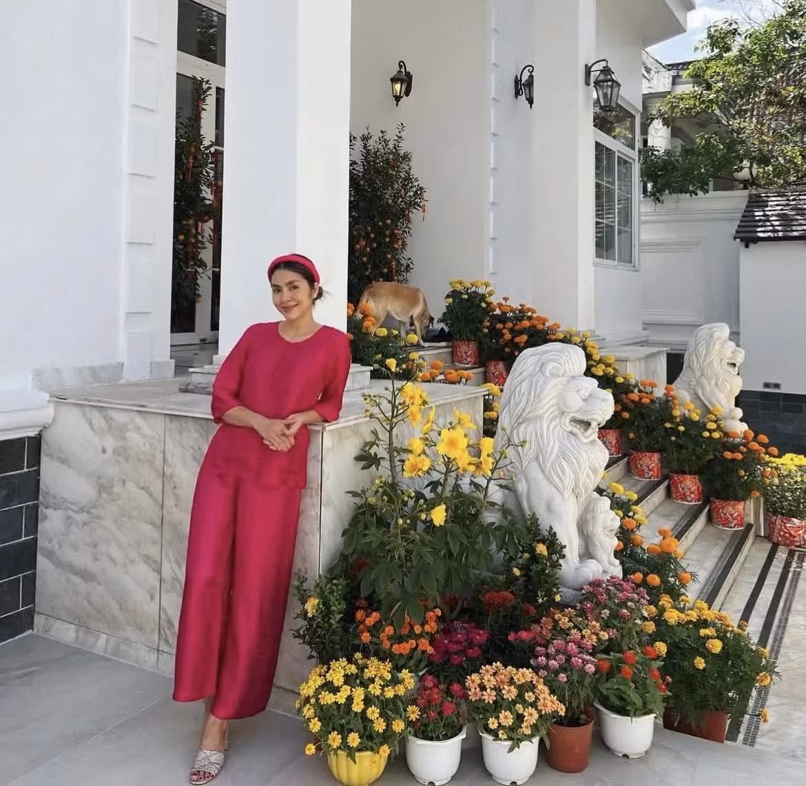 Vợ chồng Tăng Thanh Hà - Louis Nguyễn đang sống trong cơ ngơi bề thế ở khu đất đắt đỏ tại TP HCM. Biệt thự có màu trắng chủ đạo tạo nên tổng thể sáng sủa, sang trọng. Ảnh: FBNV