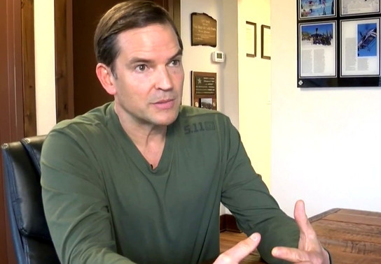 Goguen cũng thường xuyên mua "quà tặng" cho phụ nữ, bao gồm rượu, chuyến du lịch thác loạn, đồ trang sức, tiền mặt và chi phí chăm sóc sức khỏe... để họ thực hiện các hành vi tình dục lệch lạc với ông ta. Ảnh: NBC