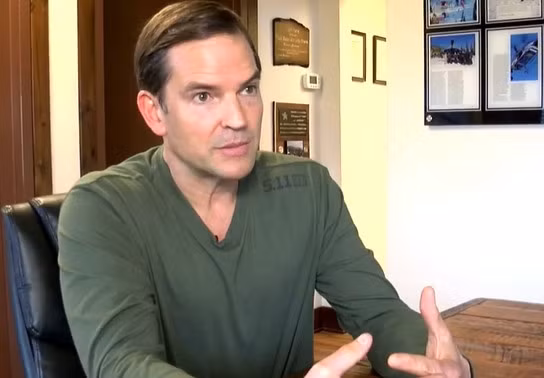 Goguen cũng thường xuyên mua "quà tặng" cho phụ nữ, bao gồm rượu, chuyến du lịch thác loạn, đồ trang sức, tiền mặt và chi phí chăm sóc sức khỏe... để họ thực hiện các hành vi tình dục lệch lạc với ông ta. Ảnh: NBC