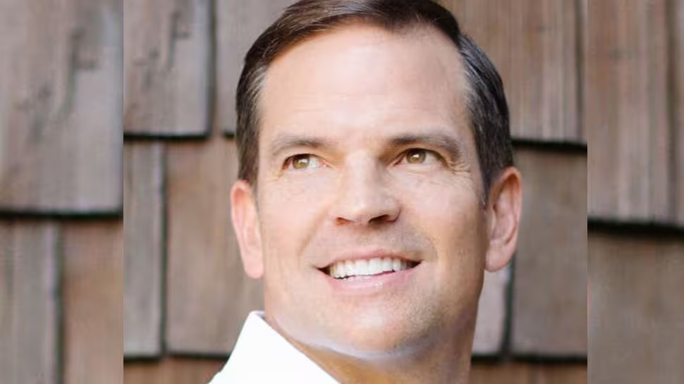 Khi Google trở thành “ông lớn” trong ngành công nghệ, tài sản của Michael Goguen bắt đầu bánh trướng. Có cổ phần trong Google nhờ bản thoả thuận đầu tư ban đầu, Goguen nhanh chóng trở thành một tỷ phú và xuất hiện trong bảng xếp hạng doanh nhân giàu có của Forbes. Ảnh: Zee News