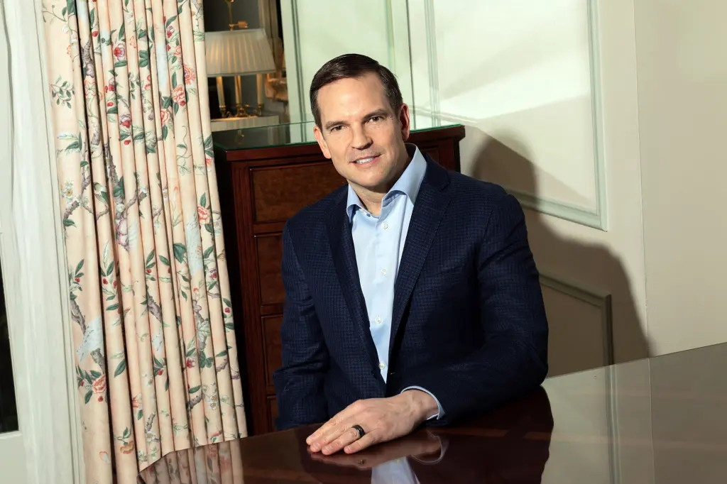 Tình cờ gặp nhau tại một phòng tập gym, Goguen và Nash dường như là hai phiên bản trái ngược: một bên là gã nhân viên quèn đang cố học thêm bằng kỹ sư với lối sống khép kín, trong khi bên kia là nhà môi giới chứng khoán thành công và có cuộc sống giàu có, cởi mở. Ảnh NY Post