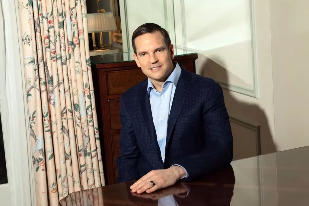 Tình cờ gặp nhau tại một phòng tập gym, Goguen và Nash dường như là hai phiên bản trái ngược: một bên là gã nhân viên quèn đang cố học thêm bằng kỹ sư với lối sống khép kín, trong khi bên kia là nhà môi giới chứng khoán thành công và có cuộc sống giàu có, cởi mở. Ảnh NY Post