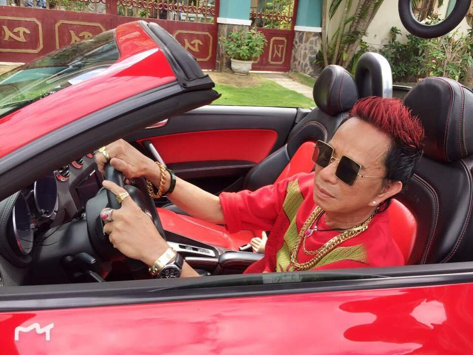 Danh hài Bảo Chung thừa nhận thời đình đám anh kiếm tiền rất nhiều nhưng không có thời gian ăn chơi, thú vui duy nhất của anh là chơi xe 2 cửa. Ảnh: FBNV