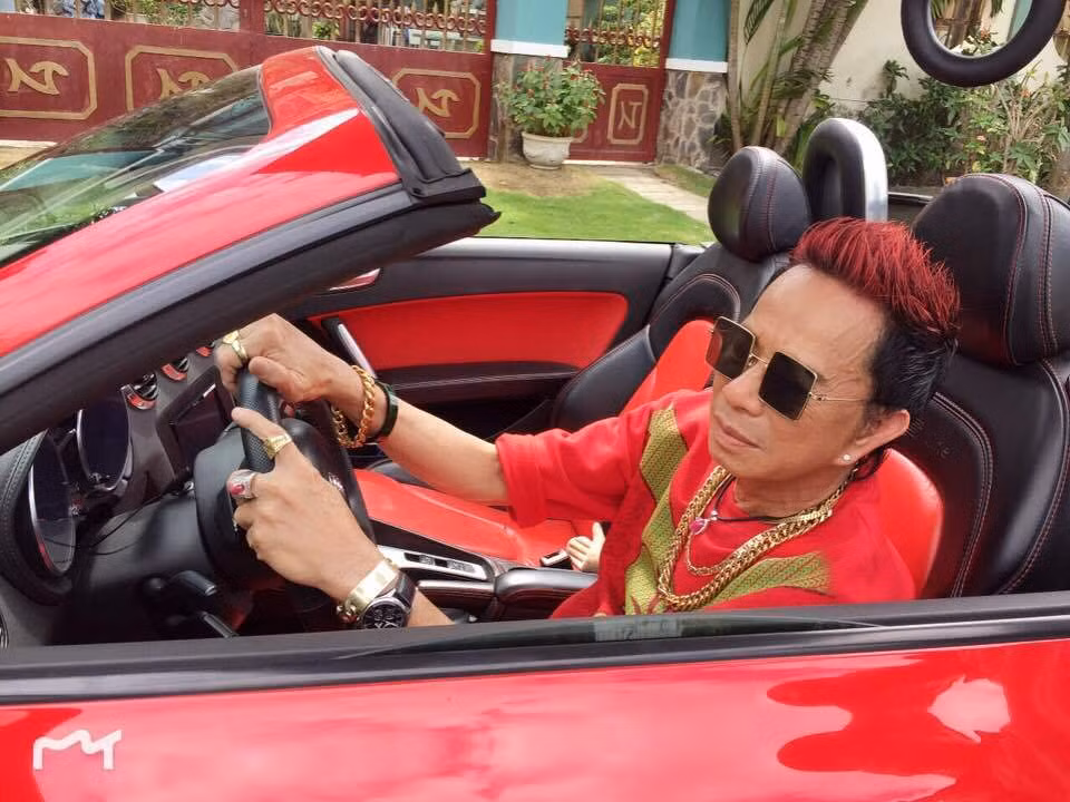 Danh hài Bảo Chung thừa nhận thời đình đám anh kiếm tiền rất nhiều nhưng không có thời gian ăn chơi, thú vui duy nhất của anh là chơi xe 2 cửa. Ảnh: FBNV