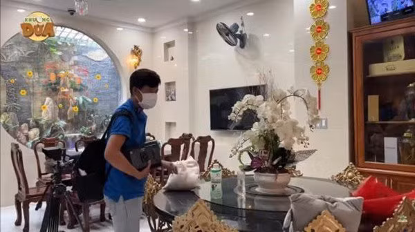 Căn nhà của danh hài Bảo Chung gồm 4 tầng hoành tráng được lát đá cẩm thạch và chạm trổ kỳ công. Ảnh chụp màn hình