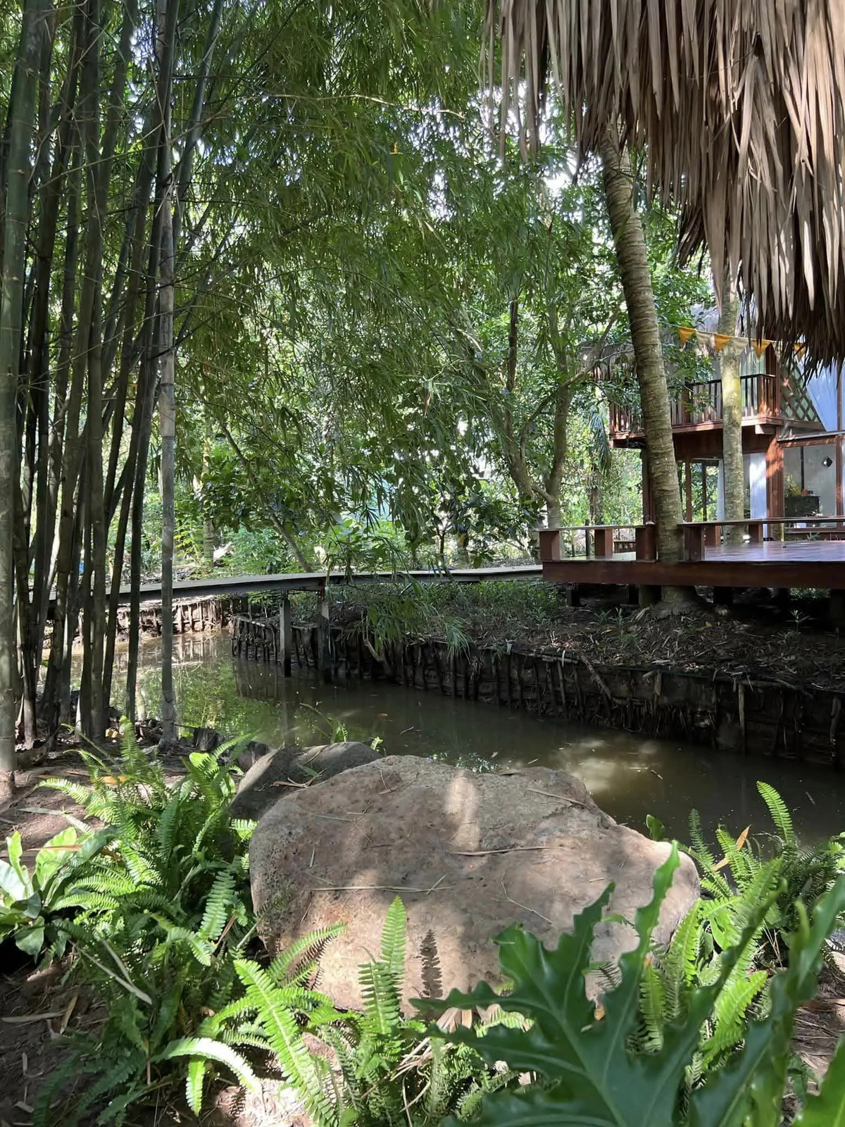 Vợ chồng nữ diễn viên đã “đổ” tới hàng chục tỷ đồng để xây dựng vùng đất bình yên thành khu nghỉ ngơi, giải trí, bao gồm homestay, nhà hàng...