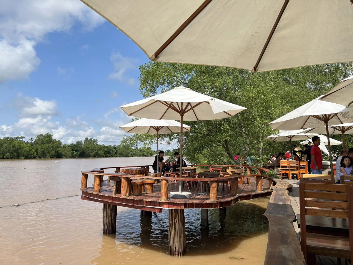 Quán cà phê với thiết kế "nổi trên sông" thu hút đông đảo du khách.