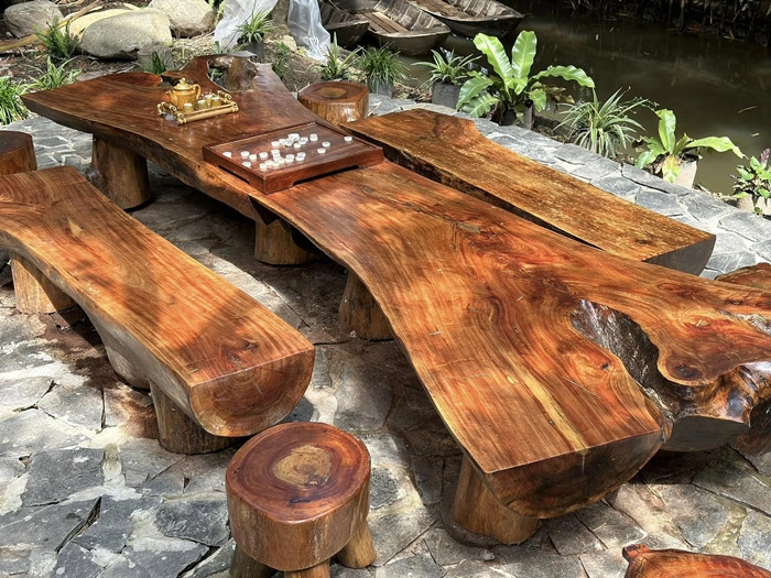 Bộ bàn ghế gỗ mộc mạc.