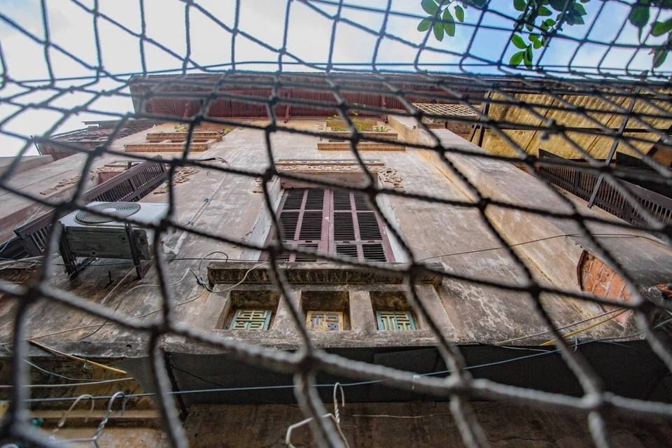 Điều này khiến cho căn biệt thự cổ trở nên lộn xộn. Ảnh: Dân trí