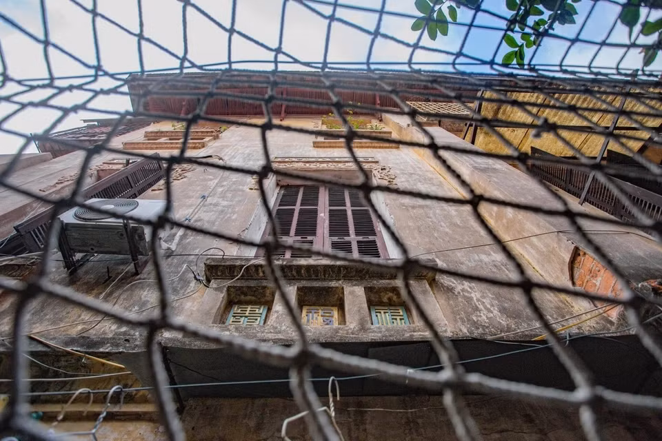 Điều này khiến cho căn biệt thự cổ trở nên lộn xộn. Ảnh: Dân trí