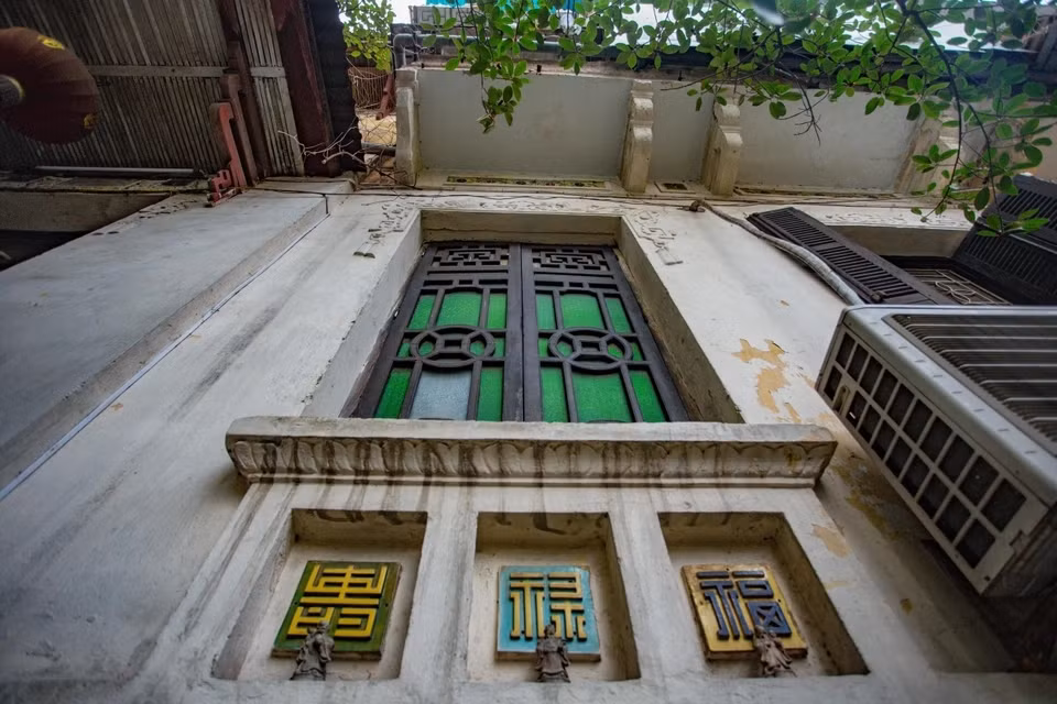 Bộ ba bức tượng “Phúc - Lộc - Thọ” trên tường căn nhà cổ. Ảnh: Dân trí