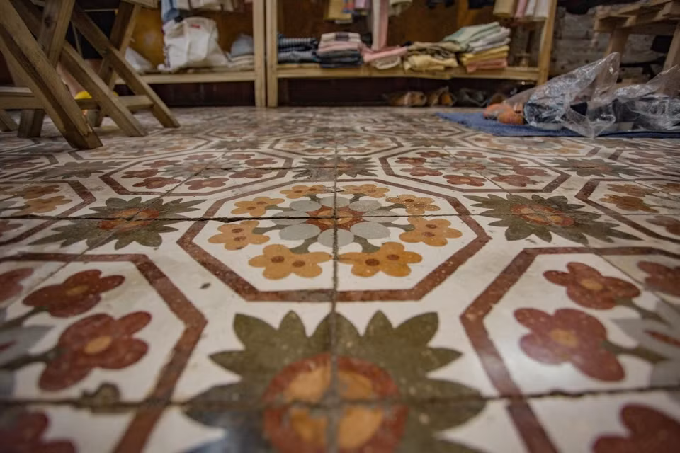 Sau 100 năm, phần gạch ốp sàn vẫn bền màu, chưa hư hỏng. Ảnh: Dân trí