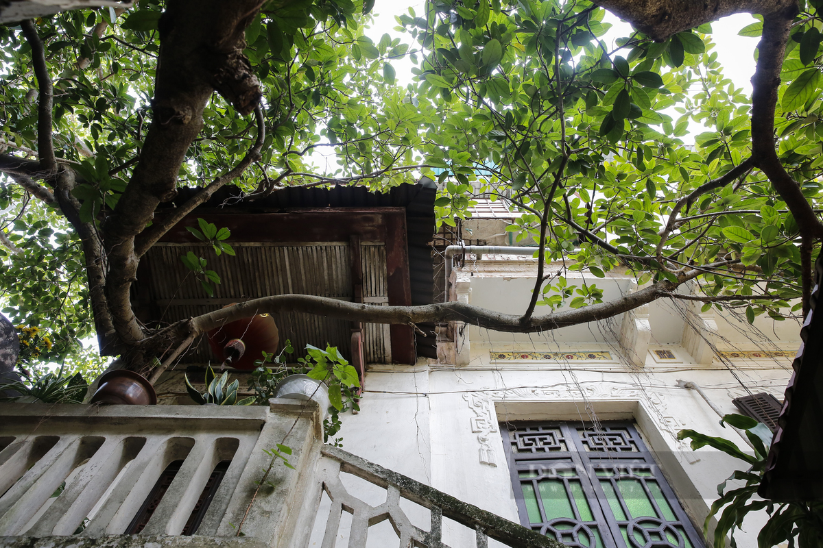 Các mặt của ngôi biệt thự đều bị cơi nới, xâm lấn nghiêm trọng. Ảnh: Dân Việt