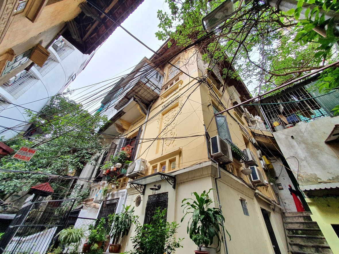 Biệt thự trăm tuổi gồm 3 tầng, mang kiến trúc Pháp kết hợp với các yếu tố thuần Việt. Ảnh: Daidoanket