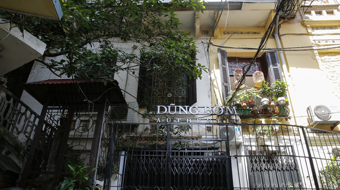 Toàn bộ công trình có tổng diện tích hơn 1.000 m2, gồm 3 công trình lớn, khu vực nhà ở nằm ở chính giữa và 2 bên tả - hữu được sử dụng làm phòng khách. Ảnh: Dân Việt