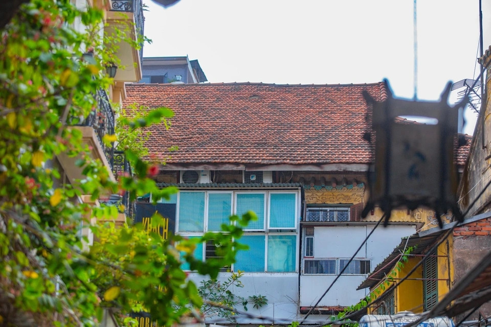 Công trình hiện có tới gần 20 hộ dân cùng sinh sống. Để đáp ứng nhu cầu của cuộc sống hiện đại, các hộ dân đã cơi nới, sửa chữa lại các hạng mục bên trong. Ảnh: Dân trí