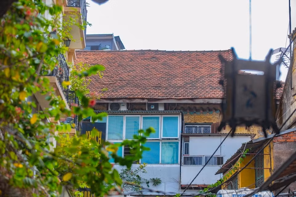 Công trình hiện có tới gần 20 hộ dân cùng sinh sống. Để đáp ứng nhu cầu của cuộc sống hiện đại, các hộ dân đã cơi nới, sửa chữa lại các hạng mục bên trong. Ảnh: Dân trí