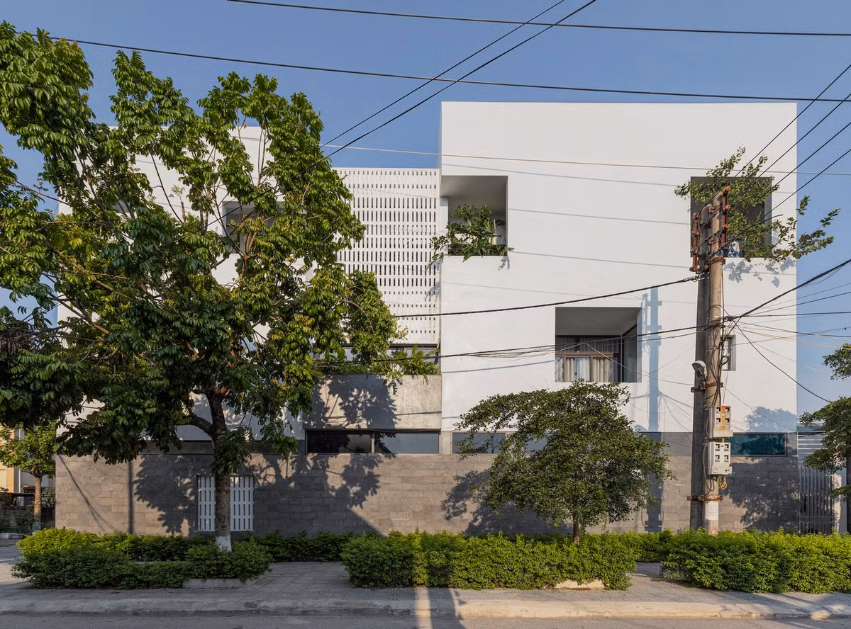 Các cửa sổ hành lang tiếp xúc với môi trường được thiết kế tường gạch thông gió và cây xanh giúp giảm nhiệt độ, đảm bảo thông gió bên trong ngôi nhà. Nguồn ảnh: Nhật Hà, Phạm Quốc Huy