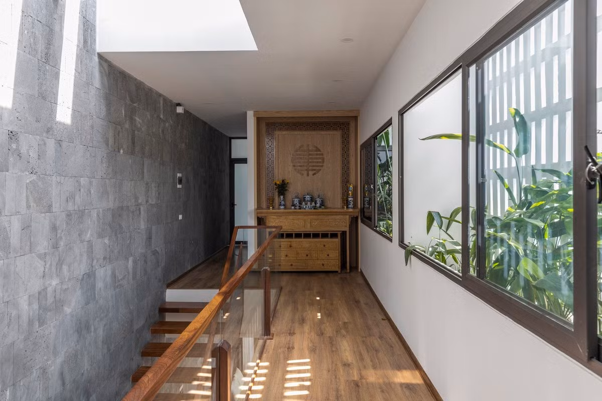 Tầng 3 có hai phòng ngủ và không gian thờ cúng tổ tiên, khu giặt giũ. Tầng 2 và tầng 3 thông nhau bằng cầu thang mở, tận dụng tối đa ánh sáng từ giếng trời.