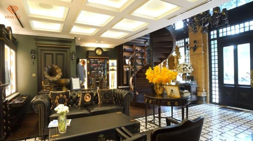 Cầu thang xoắn giữa nhà bằng nhôm đúc và gỗ lim là điểm nhấn của căn nhà. Ảnh: Chụp màn hình NhaTo