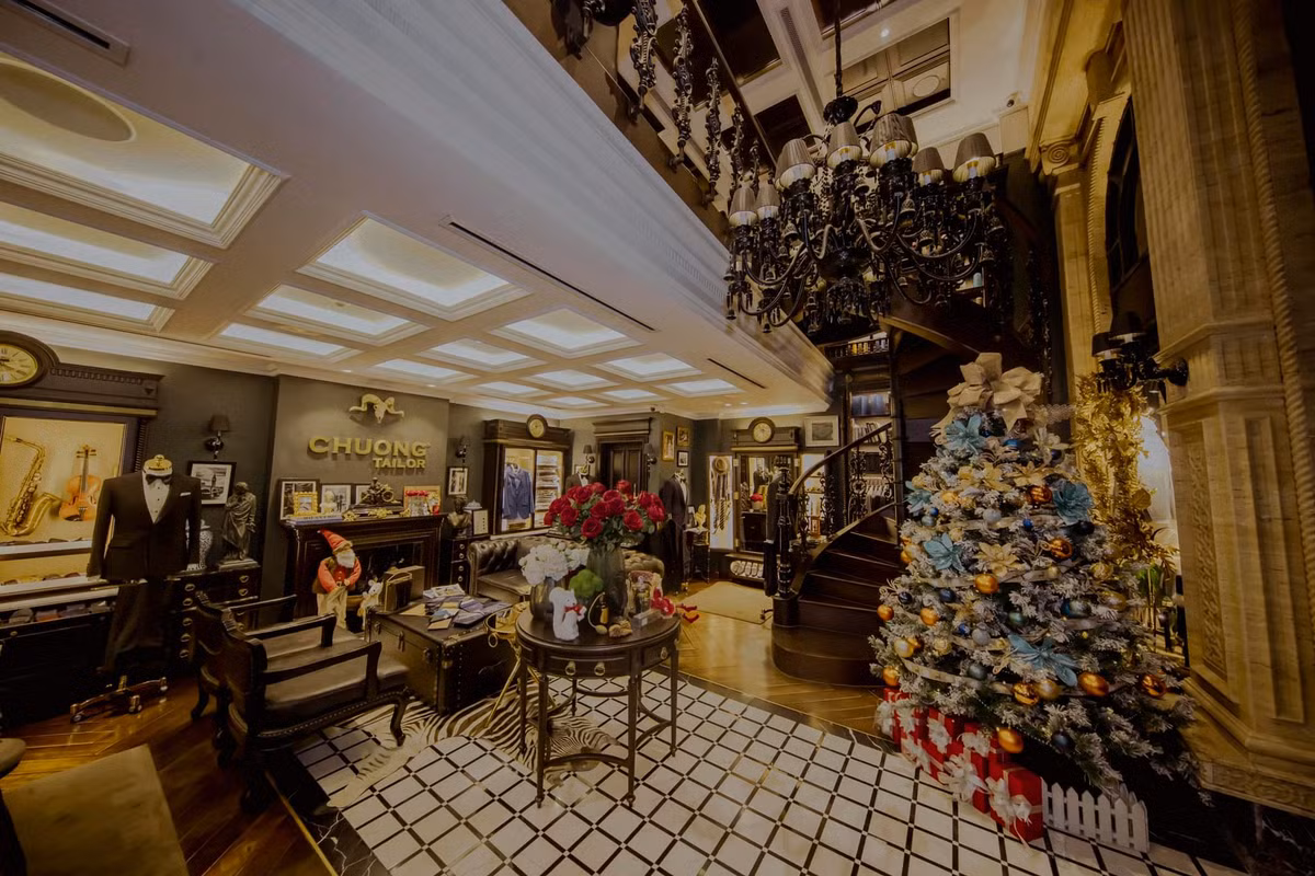 Yêu thích phong cách cổ điển, doanh nhân Chương Tailor sử dụng toàn bộ gỗ màu nâu và đen. Ảnh: FBNV
