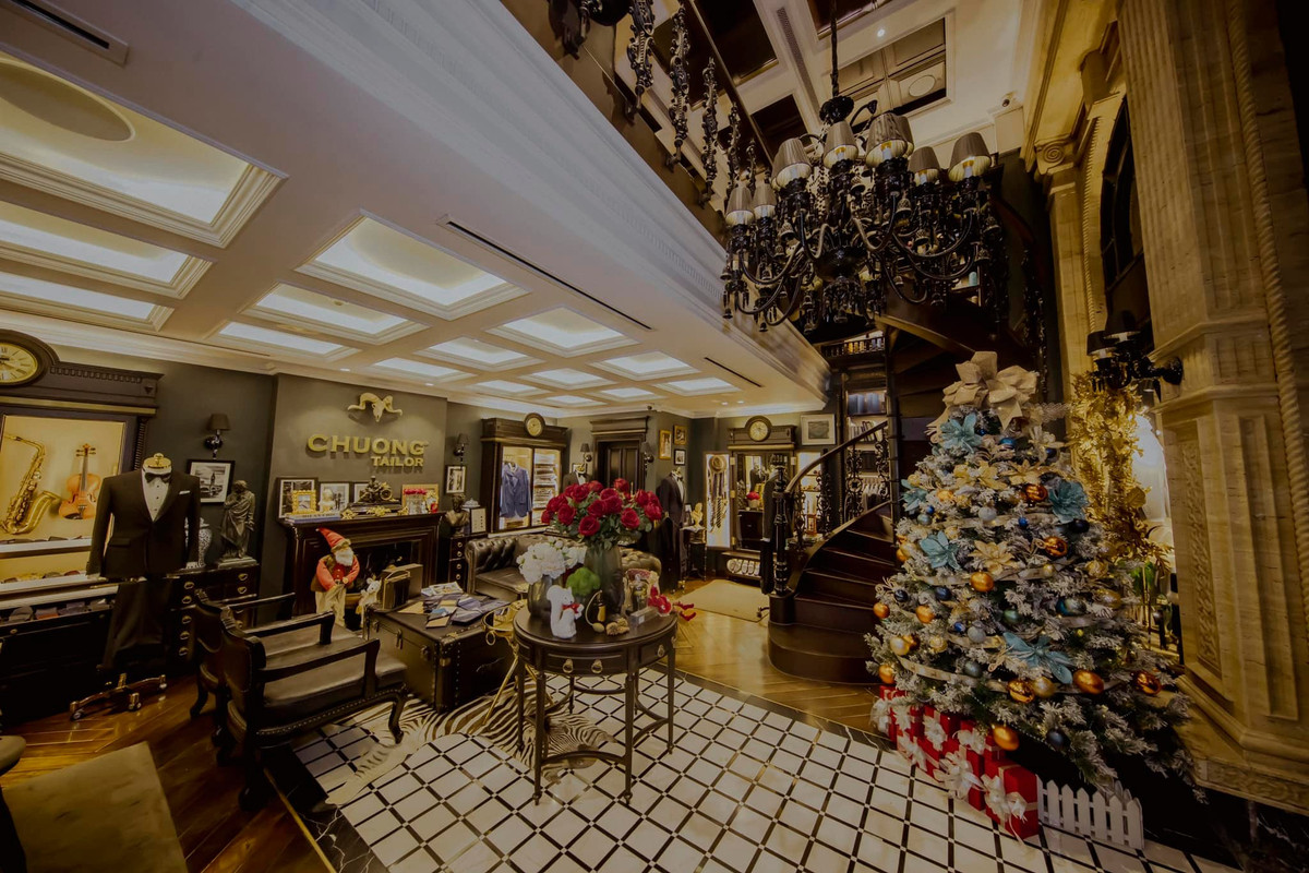 Yêu thích phong cách cổ điển, doanh nhân Chương Tailor sử dụng toàn bộ gỗ màu nâu và đen. Ảnh: FBNV