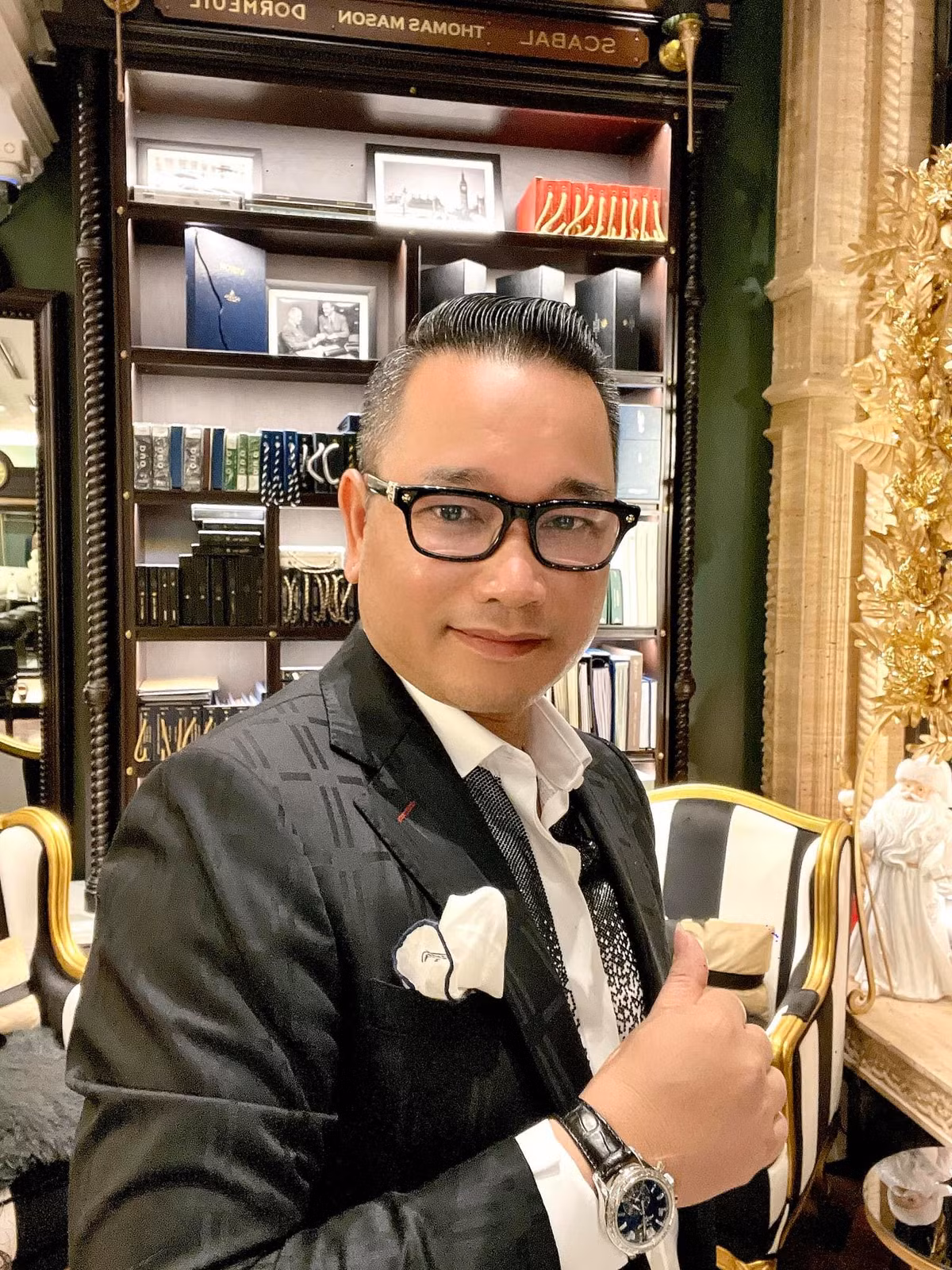 Không chỉ là nhà thiết kế suit có tiếng Hà thành, doanh nhân Dương Văn Chương ( Chương Tailor) còn được biết đến với hàng loạt thú vui đắt đỏ như nuôi chim cảnh đột biến, cá Koi... Ảnh: FBNV