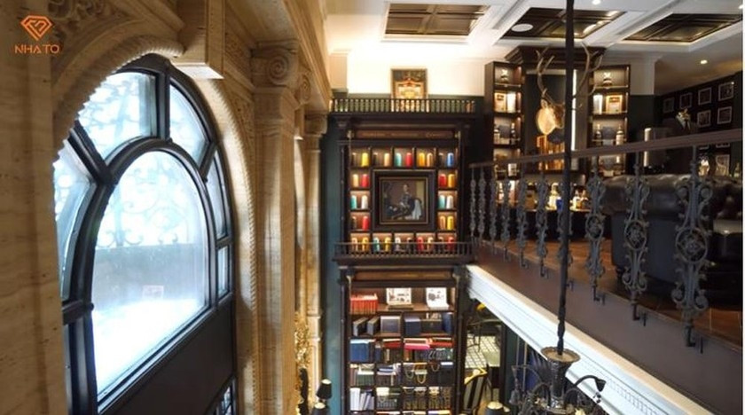 Ông chủ hãng thời trang đình đám tận dụng không gian trong nhà để thể hiện rõ nét cá tính của bản thân. Từ cách bài trí bên ngoài đến nội thất đều được chọn lựa cùng tone màu tối, gỗ sậm màu hoặc đen. Ảnh: Chụp màn hình NhaTo