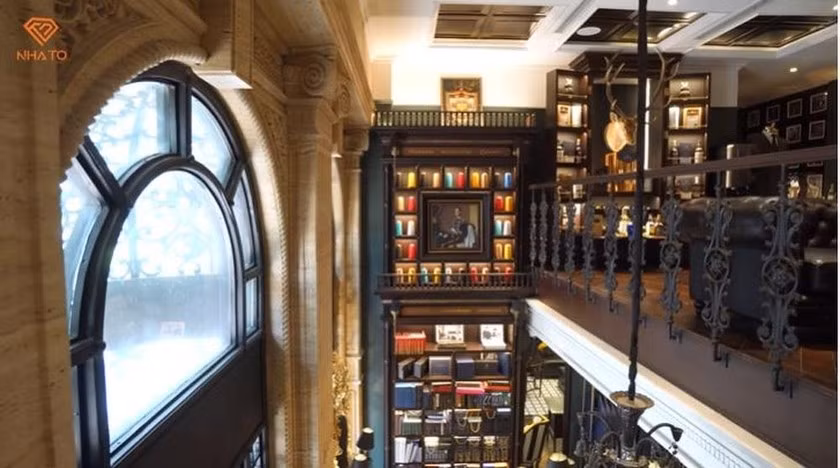 Ông chủ hãng thời trang đình đám tận dụng không gian trong nhà để thể hiện rõ nét cá tính của bản thân. Từ cách bài trí bên ngoài đến nội thất đều được chọn lựa cùng tone màu tối, gỗ sậm màu hoặc đen. Ảnh: Chụp màn hình NhaTo