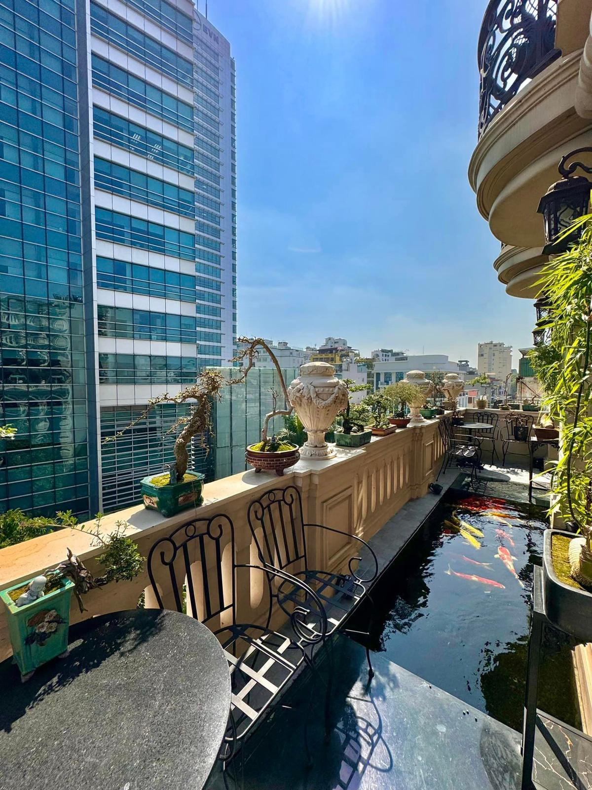 Chi phí xây dựng bể cá Koi này khoảng 5 tỷ đồng. Ảnh: FBNV